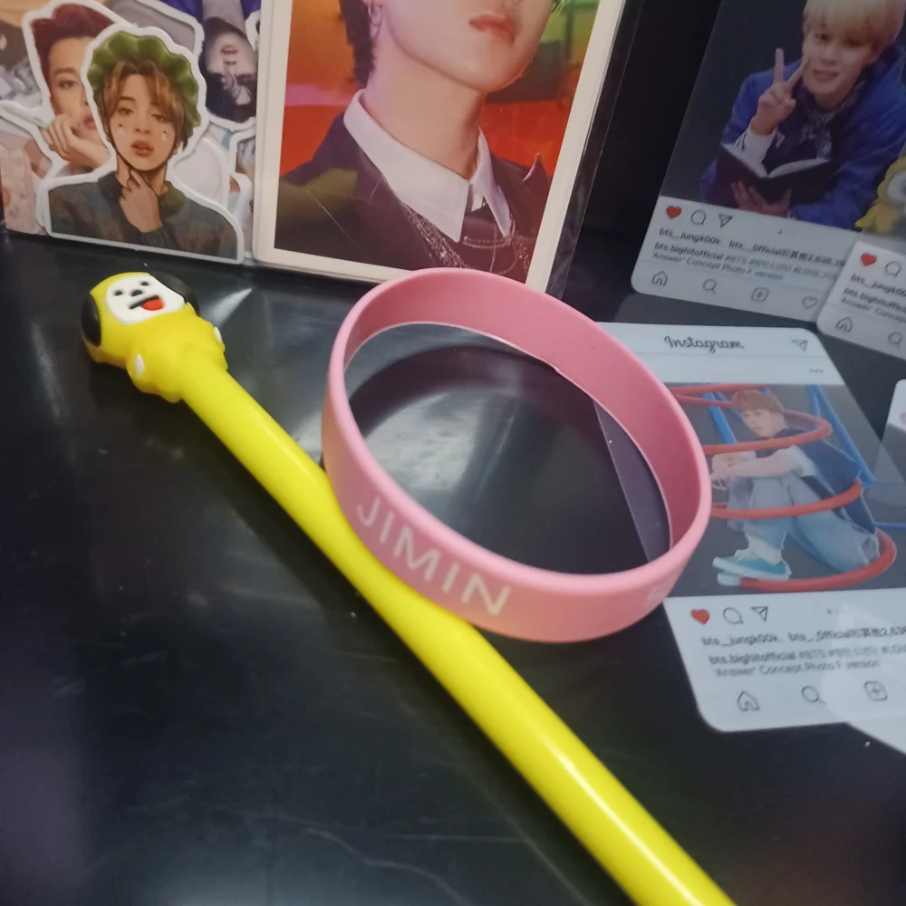 K-Pop Idol Photo Card and Accessories Set - Picture 2 of 3